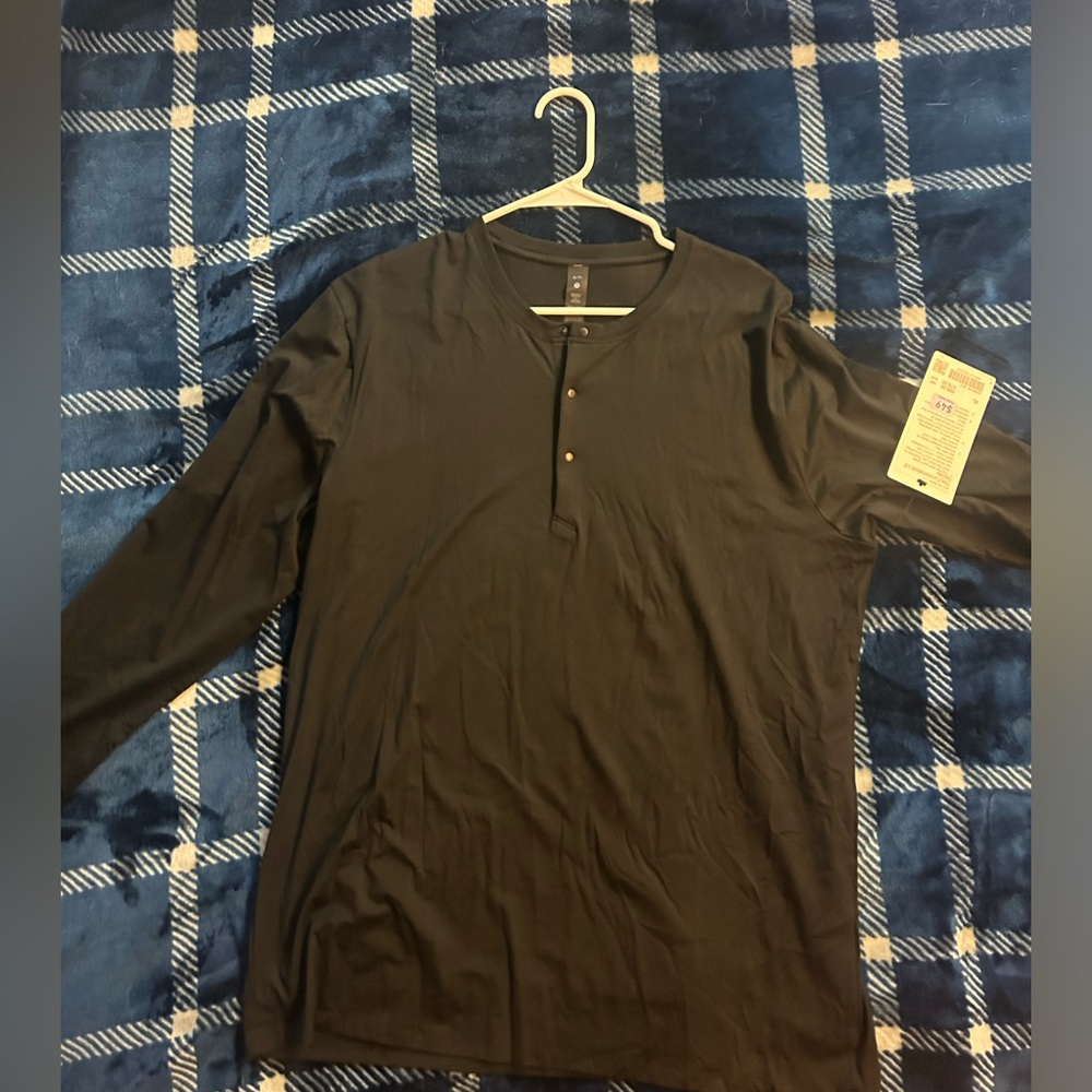 Men’s XL Lululemon long sleeve Henley. New with tag